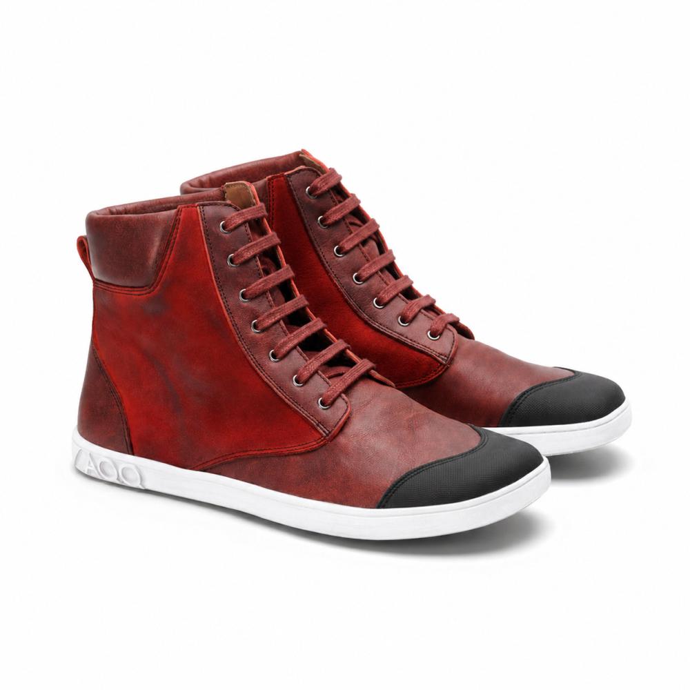 Vi præsenterer CHICAQO Red fra ZAQQ: Disse stilfulde high-top sneakers har et kraftigt rødt design med sorte tåkapper og hvide såler. Snøringen foran fuldender det robuste, strukturerede læderlook i nappa- og ruskindslæder. For ekstra komfort er de udstyret med en fleksibel sål.