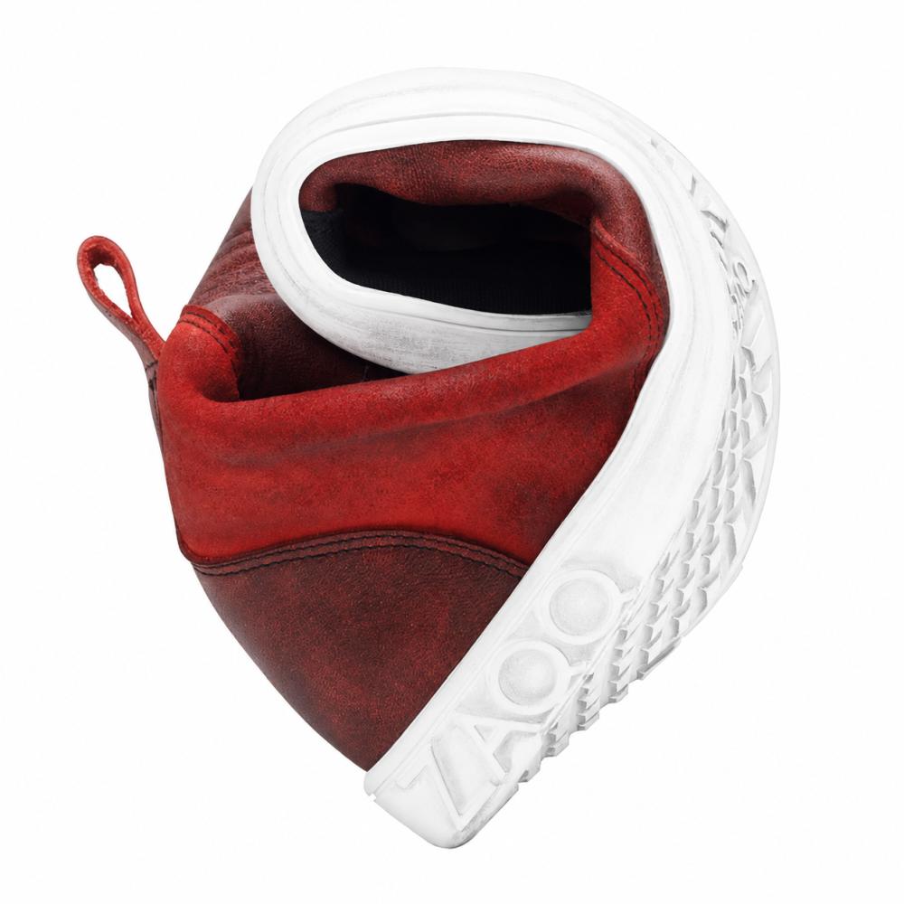 Vi præsenterer CHICAQO Red fra ZAQQ: en high-top sneaker lavet af nappa- og ruskindslæder med hvid sål, hvor ordet LAAOS er tydeligt synligt. Dens design lover holdbarhed og tilbyder samtidig fleksibiliteten og styrken fra en barfodssko.