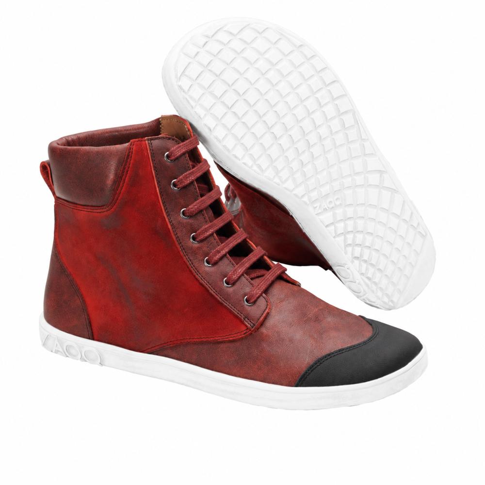 Vi præsenterer CHICAQO Red fra ZAQQ: Disse stilfulde high-top sneakers i lysende rød er fremstillet af højkvalitets nappa- og ruskindslæder. De har en glat hvid sål og en iøjnefaldende sort tåkap. Den ene sko står oprejst, mens den anden er skråtstillet og viser sin strukturerede, fleksible sål.