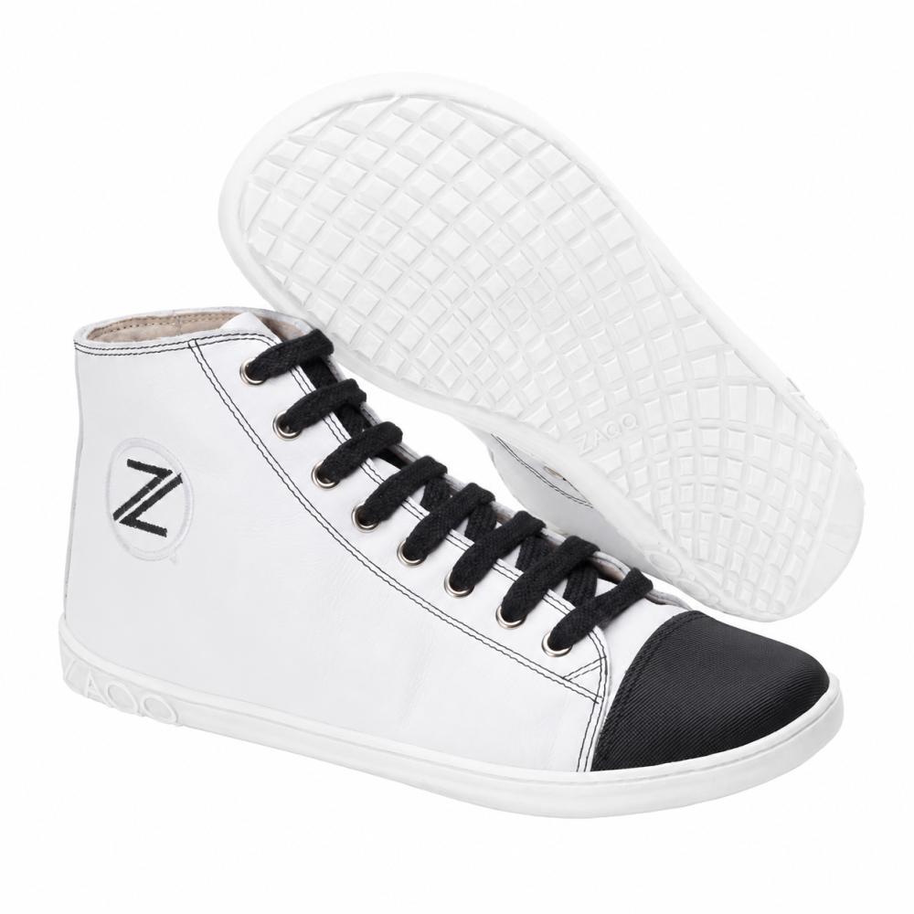 Vi præsenterer CHUQQS White fra ZAQQ, et stilfuldt par højtop-sneakers med hvidt overlæder, sort tåkap og sorte snørebånd. Disse sneakers har en struktureret sål med gittermønster og viser mærkets Z-logo fremtrædende på siden. Den hvide sneaker kombinerer klassisk stil med moderne komfort sømløst.