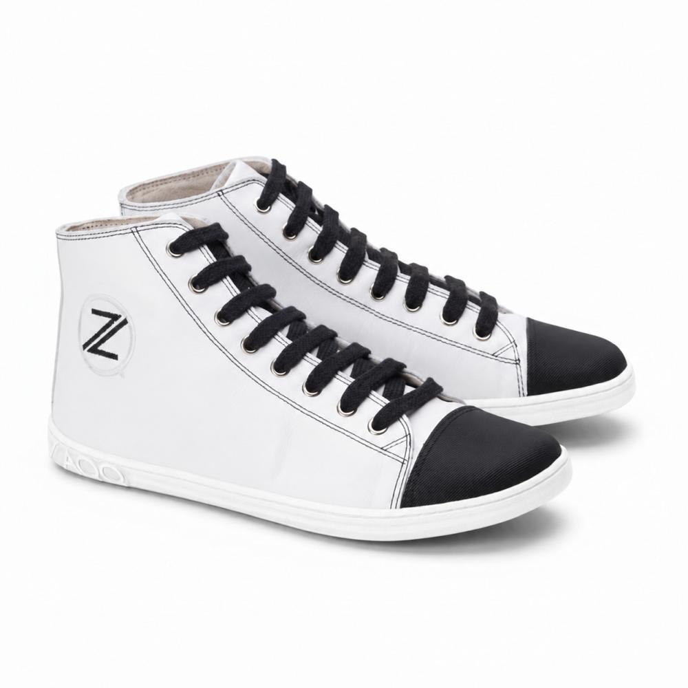 hvid høj top sneaker af glat læder med sorte snørebånd som barfodssko med helt flad sål
