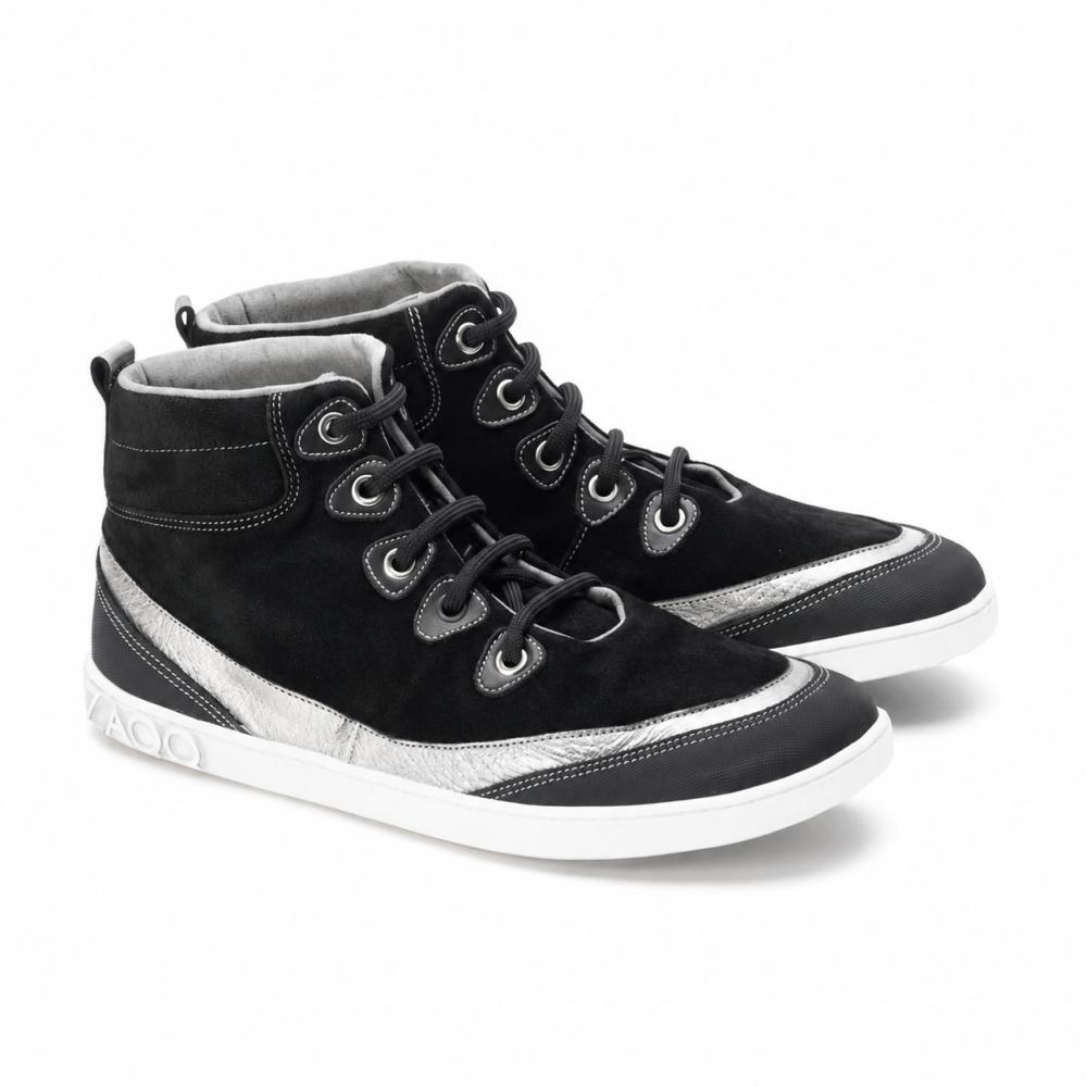 De high-top sneakers CINQO Black fra ZAQQ har metallisk-sølv accenter og hvide såler. Disse stilfulde sko med sorte snørebånd og øjer har et struktureret mønster på mellemsålen nær hælen. Det afslappede design supplerer deres sporty look perfekt.