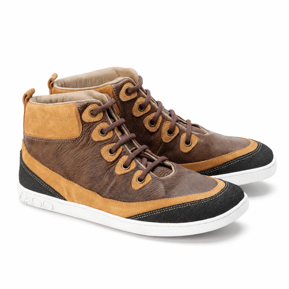 De ZAQQ CINQO Brown High-Top-sneakers imponerer med en luksuriøs nappalæderstruktur i brun og lysebrun, fremhævet af sorte accenter på tåkap og hæl. Disse moderigtige sko har hvide såler, brune snørebånd og en praktisk løkke bagpå for nem bæring.