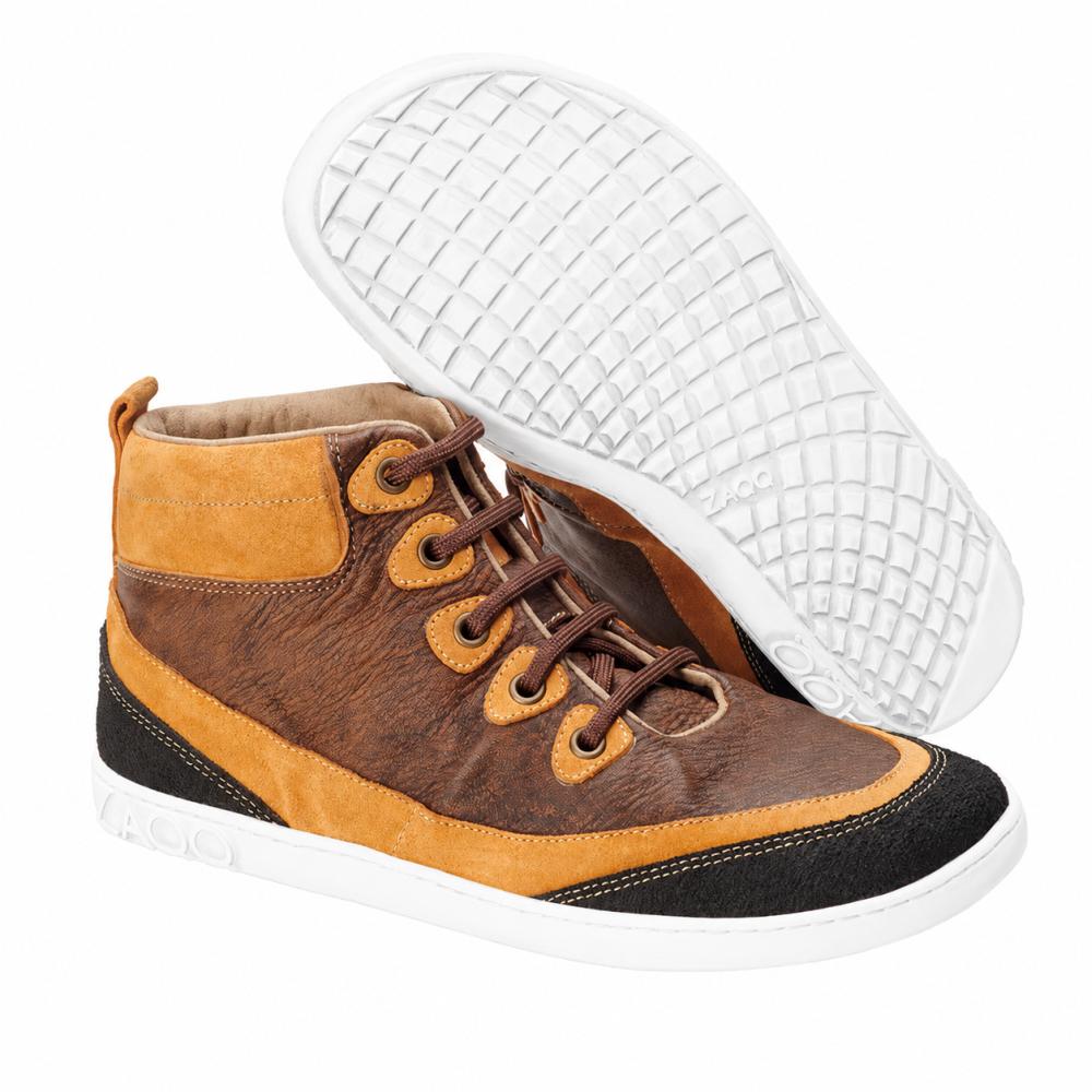 Et par moderigtige ZAQQ CINQO Brown High-Top-sneakers i brun- og orange nuancer med sorte accenter og hvid sål af smidigt nappalæder. Den ene sko står oprejst, mens den anden ligger på siden, hvilket fremhæver det strukturerede såledesign, der repræsenterer komforten ved en barfodssko.