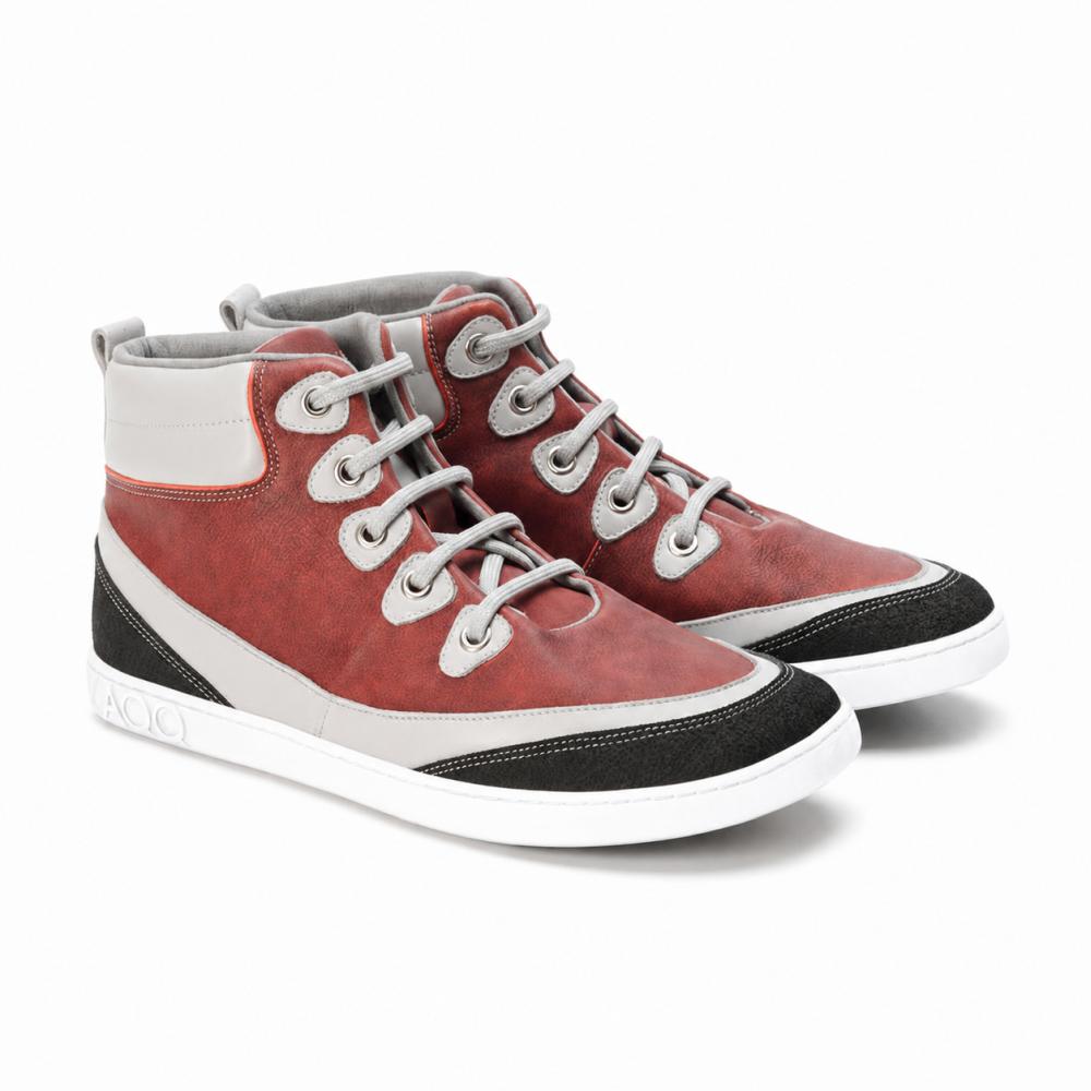 De ZAQQ CINQO Red High-Top-sneakers præsenterer et sporty design med røde og hvide indsatser, suppleret med sorte strukturerede accenter. Disse sko tilbyder komfort med deres hvide snørebånd, den mønstrede sål og de synlige syninger for en sømløs kombination af stil og komfort.