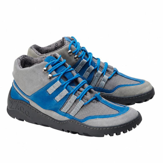 Wir präsentieren die ZAQQ ESQAPE Grey Blue Waterproof Sneaker mit robuster Sohle und blauen Schnürsenkeln. Diese Schuhe bestehen aus einer Kombination aus Mesh und Leder und bieten ein sportliches Aussehen gepaart mit außergewöhnlicher Haltbarkeit. Die wasserdichte Innenmembran sorgt dafür, dass Ihre Füße bei jedem Abenteuer trocken bleiben.