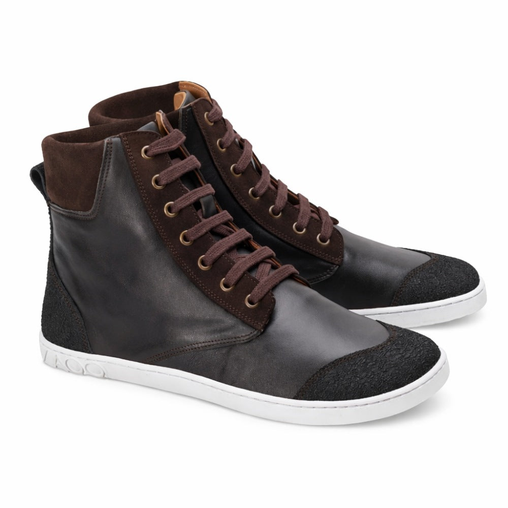 Wir präsentieren die MINSQ Dark Brown-Sneaker von ZAQQ: ein stilvolles Paar dunkelbrauner Mid-Cut-Sneaker mit weißer Sohle, braunen Schnürsenkeln und einem Wildlederkragen. Diese Sneaker zeigen ein modernes Design mit detaillierten seitlichen Akzenten.