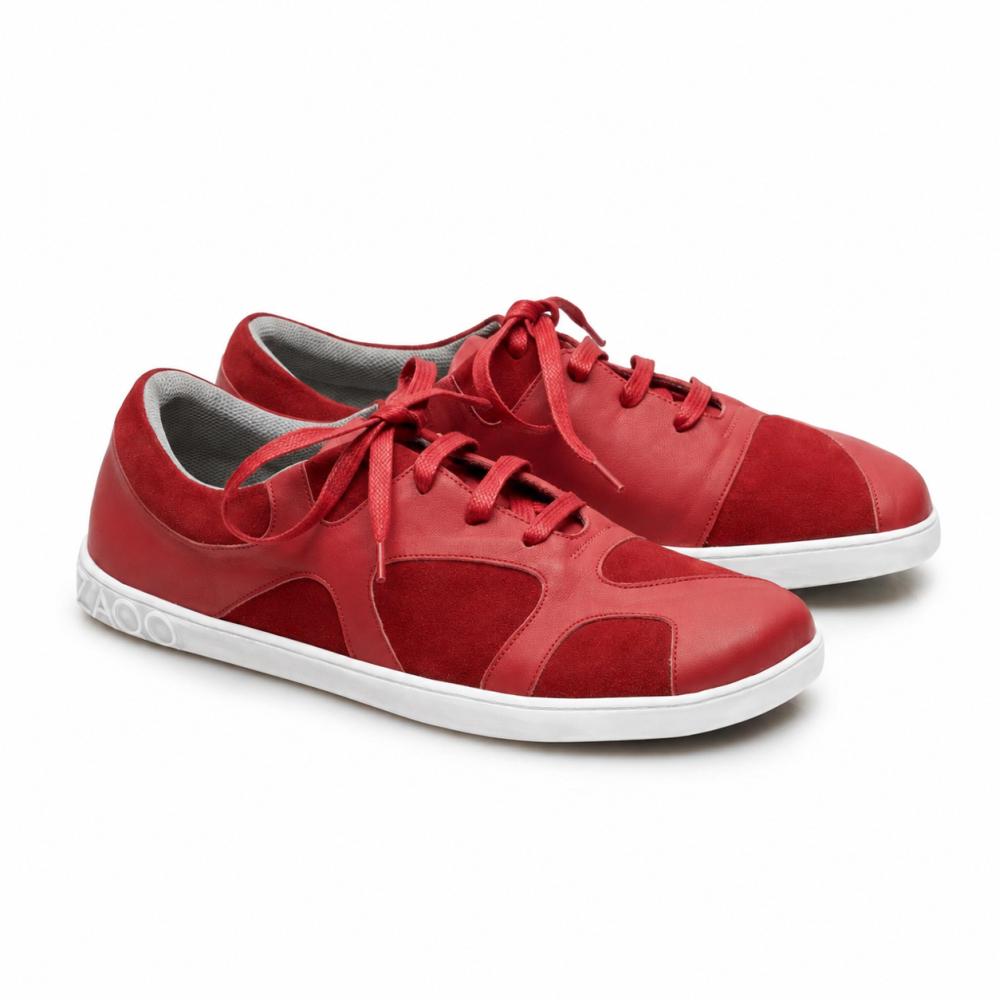 QAANAAQ Bordeaux-sneakers fra ZAQQ er lavet af nappa- og ruskindslæder og har en hvid zero-drop gummisål samt matchende røde snørebånd.