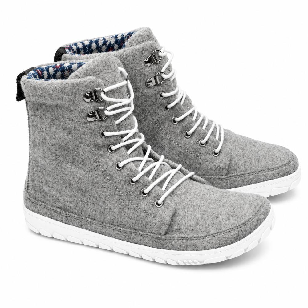 Vi præsenterer QICE Grey fra ZAQQ: et stilfuldt par high-top filt sneakers i grå med hvide snørebånd og robuste hvide gummisåler. Disse sneakers har en udendørssål for bedre greb, komplet med metaløjer og et struktureret mønster på ydersålen, hvilket gør dem ideelle til ethvert eventyr.