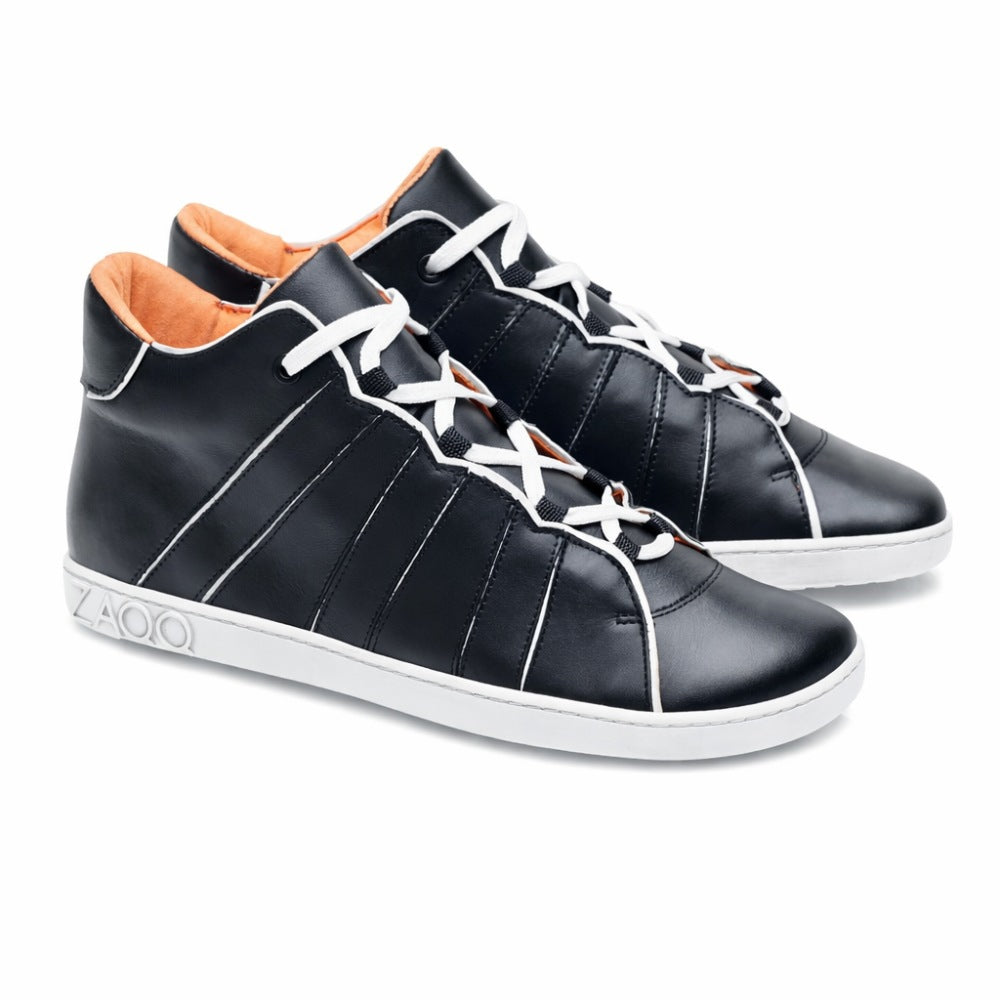 Ein Paar eleganter, schwarzer High-Top-Sneaker ZAQQ QQQ Mid Black White mit weißen Schnürsenkeln und Sohlen sowie leuchtend orangefarbener Innenseite. Diese Schuhe sind aus hochwertigem Nappaleder gefertigt und haben stilvolle Seitennähte, die sie ideal für diejenigen machen, die das Gefühl eines Barfußschuhs zu schätzen wissen.