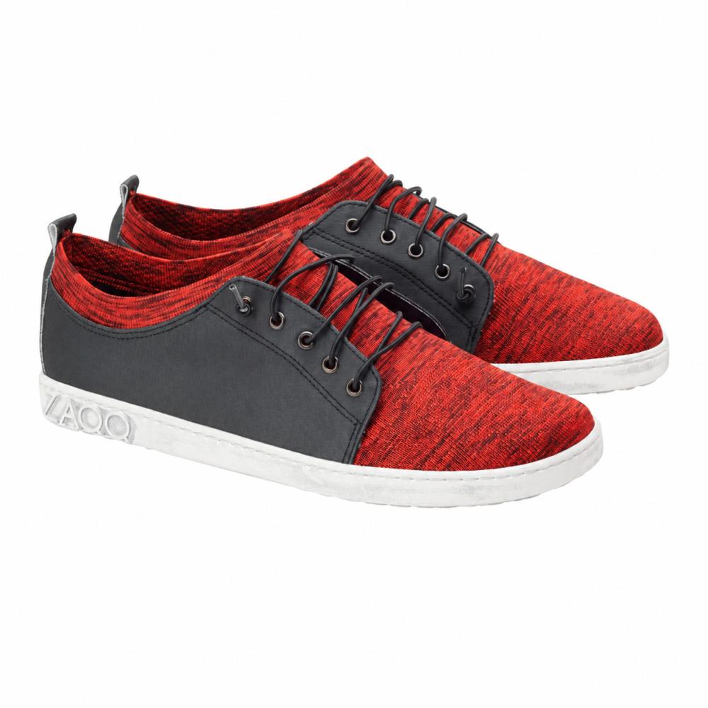 Vi præsenterer QRIS Red fra ZAQQ, et par afslappede rød-sorte sneakers med iøjnefaldende hvide såler. Disse sko kendetegnes ved et lysende rødt strukturstof, stilfulde sorte snørebånd og praktiske hvide løkkestropper bagpå. Det markante ord YAGO er præget på siden af sålerne og giver dem et unikt præg.