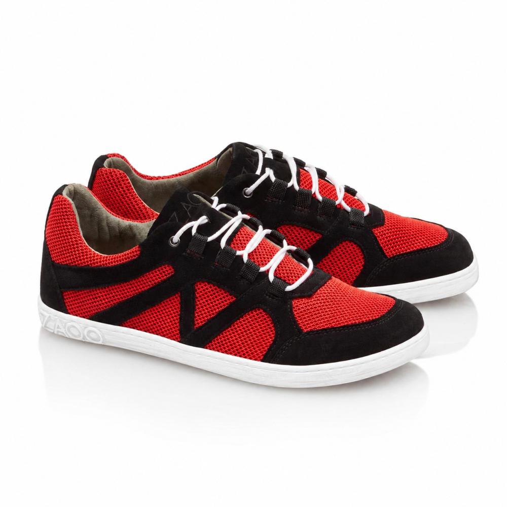 Et par QUSQO Red-sneakers fra ZAQQ med en kombination af røde mesh-indlæg og sorte ruskindsdetaljer, komplet med hvide snørebånd og en hvid sål. Disse løbesko har et unikt bølgeformet sy-design på siden og mærkenavnet elegant placeret på hælen.