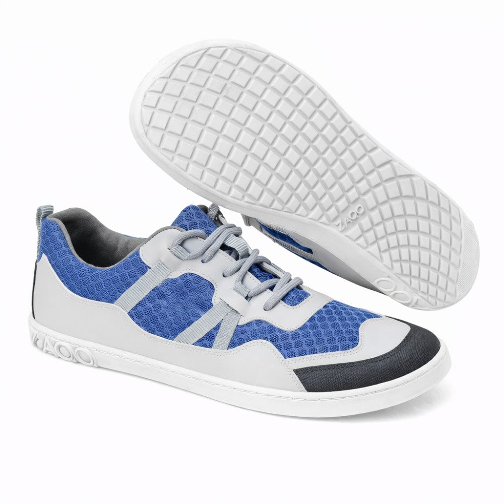 Wir präsentieren den SQOTT Blue von ZAQQ, ein stilvolles Paar lässiger Sneaker mit einem einzigartigen Wabenmuster in Blau- und Grautönen. Das atmungsaktive Design wird durch ein strukturiertes Gittermuster für hervorragenden Halt aufgewertet. Mit Akzenten in Weiß und Grau sowie passenden Schnürsenkeln sind diese Schuhe perfekt für den Alltag.