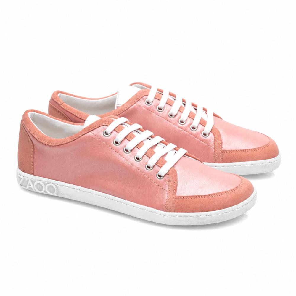 TIQQ Rosa Sneaker fra ZAQQ er lavet af høj kvalitets rosa nappa læder, suppleret med hvide snørebånd og såler. Disse sko kendetegnes ved et enkelt, afslappet design, hvor mærkenavnet ZAQQ er elegant placeret på bagsiden af sålen. De præsenteres mod en strålende hvid baggrund.