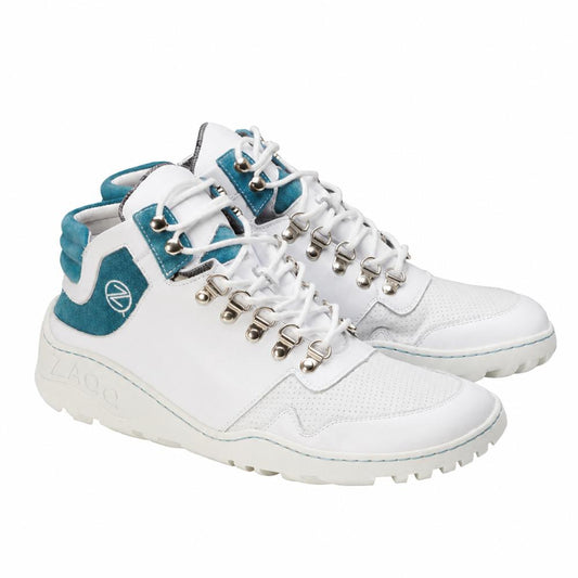 Wir präsentieren die wasserfesten VAQATION Turquoise Sneakers von ZAQQ, ein Paar weiße High-Top-Sneaker mit Akzenten in Blau- und Blaugrüntönen, silbernen Ösen und robusten weißen Sohlen, ideal für den entspannten VAQATION-Look. Das Markenlogo ist deutlich an der Seite und der Ferse zu sehen.